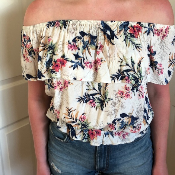 American Eagle Outfitters Tops - American eagle off the shoulder blouse